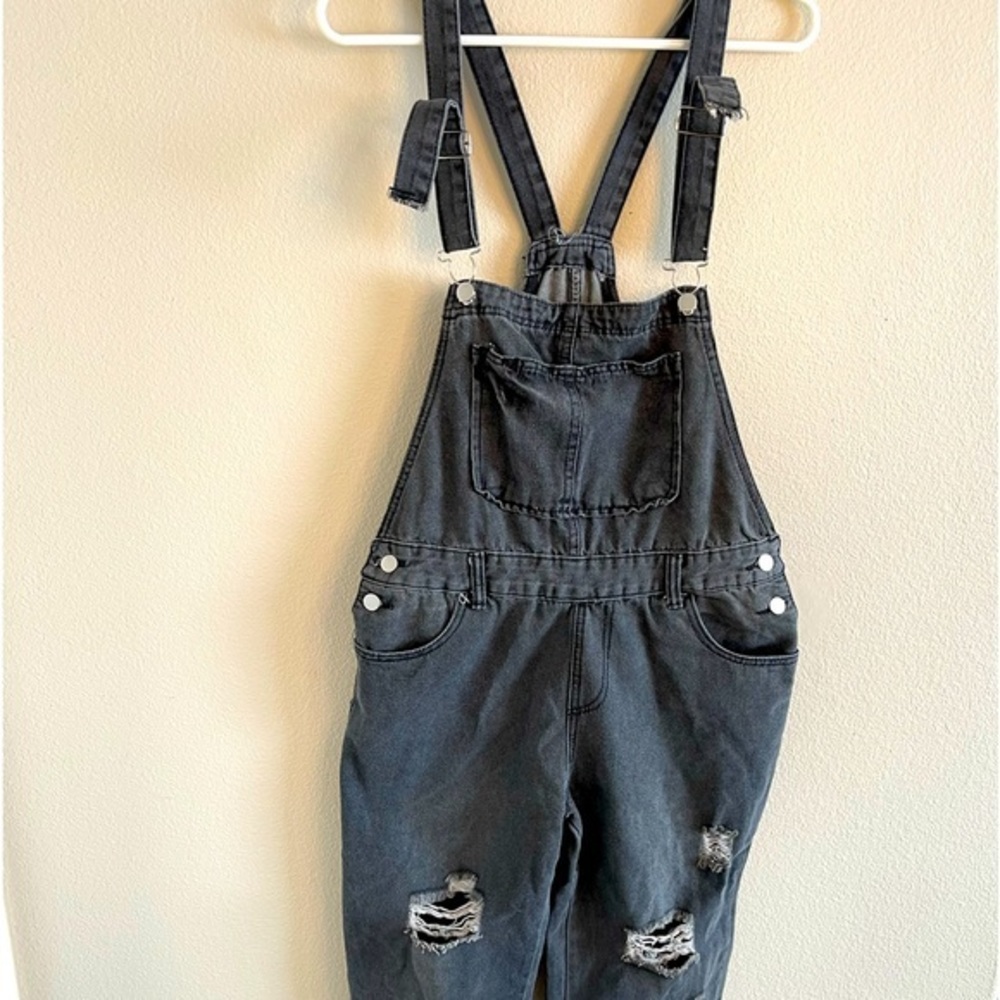 New Black Denim Distressed Jean Overalls size XL‎.. Fits more like a large